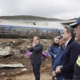 Kyriakos Mitsotakis (2e depuis la droite) et le ministre des transports Kostas Karamanlis s'étaient rendus sur les lieux de l'accident le 1er mars dernier (archives)